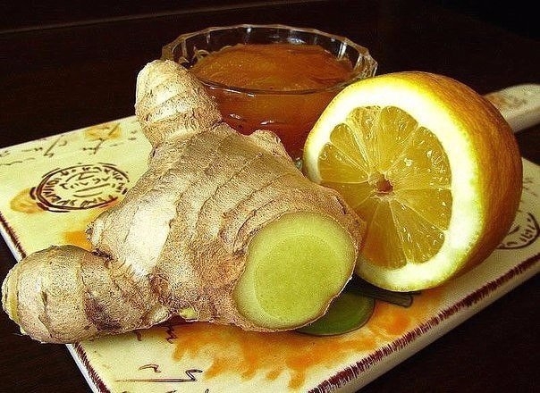 Имбирная смесь с лимонами и медом поможет поддерживать иммунитет, особенно в то время, когда все вокруг начинают болеть простудными заболеваниями.