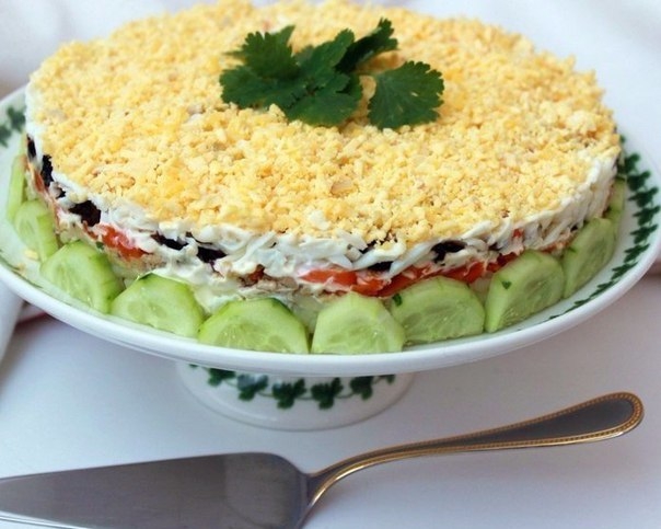 Симпатичный салат украсит ваш праздничный стол и будет пользоваться на нем невероятной популярностью