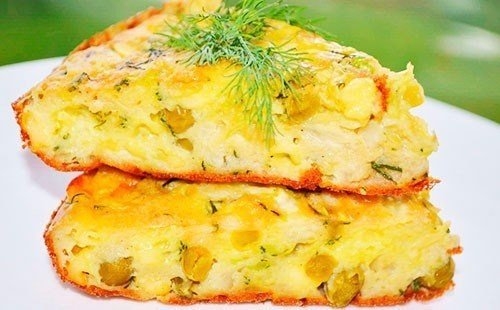 Невероятно нежный пышный закусочный пирог с сочной начинкой из овощей. Готовить очень просто!