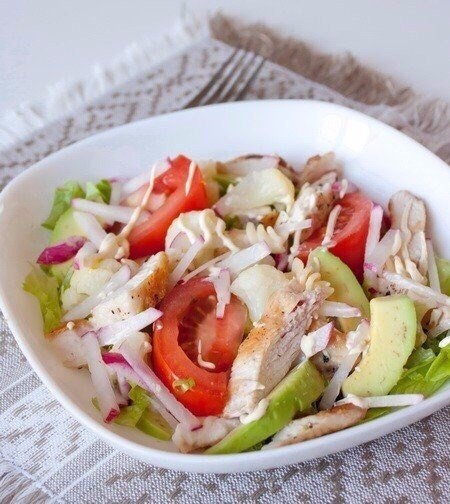 Яркий красочный салат с нежной курочкой! Приготовьте обязательно, вам понравится!