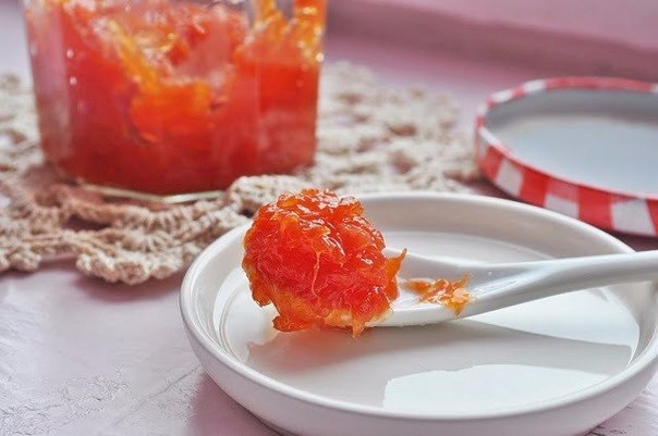 Варенье шикарное - изумительный сладко-кислый вкус с отчётливой специфической горчинкой. Цвет сияющи