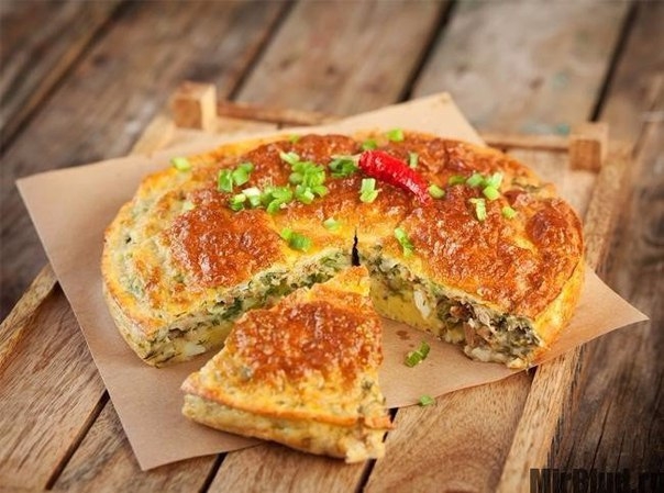 Отличный закусочный пирог с рыбной консервой. Корочка румяная, аромат - восхитительный! Очень аппети