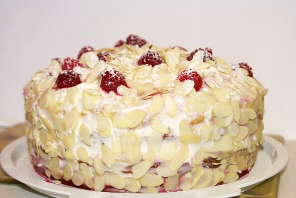 Малиново-персиковый бисквитный торт на белках