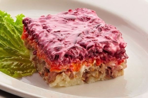 Пикантный салатик из наших местных овощей, никаких нитратов, только польза. Готовить элементарно!