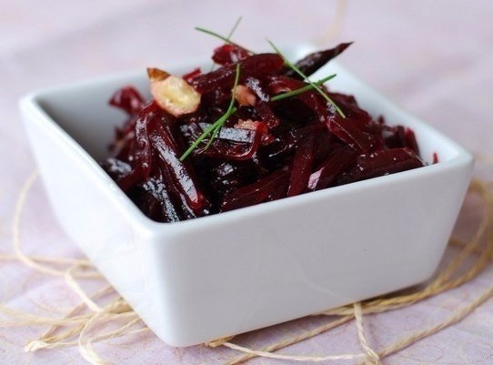 Невероятно полезный для работы ЖКТ салатик, сплошные витамини и микроэлементы! Кушается легко!