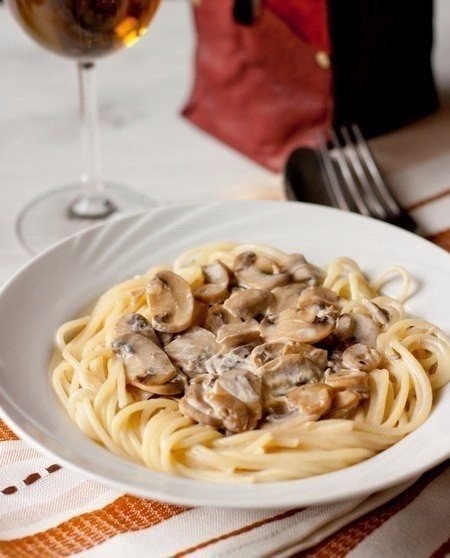 Сочное сытное блюдо придется по вкусу всем домочадцам. Нежнейший сливочно-грибной соус никого не ост