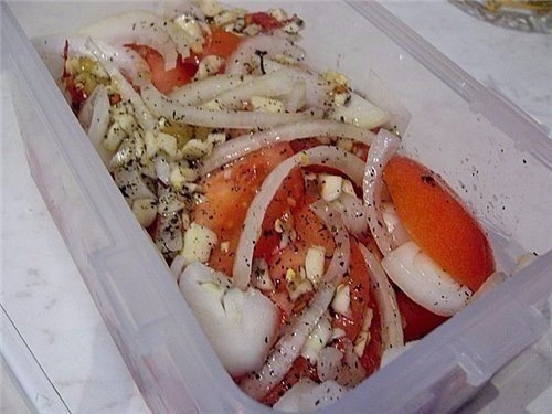 Пряная закусочка из помидоров и лучка! Замечательный вкус и восхитительный аромат!