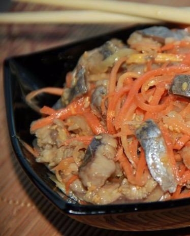 Хочу поделиться простым рецептом приготовления селёдки "ХЕ". Эту холодную закуску делаю на каждый пр