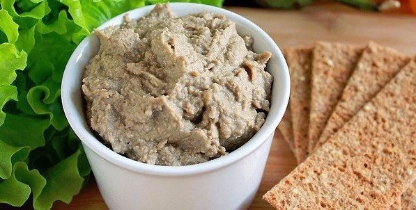 Низкокалорийный, но при этом очень сытный паштет из баклажан. Угощайтесь рецептом!