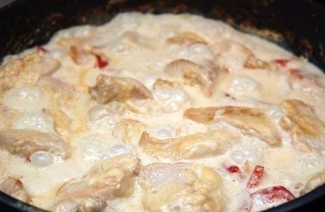 Курица в сливках в мультиварке очень простое блюдо, которое подойдет в качестве гарнира и для макаро