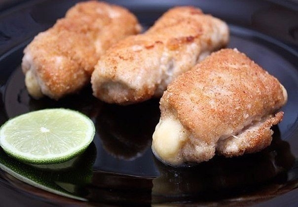 Пикантные рулетики из диетического мяса с нежным сыром. Угощайтесь рецептом!