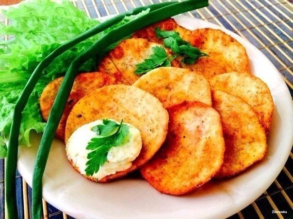 Аппетитно похрустеть большой компанией можно вкусными чипсами собственного приготовления!