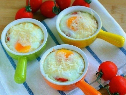 Яичница &mdash; любимое многими блюдо, потому что готовится &laquo;на скорую руку&raquo; и излюбленная &laquo;холостяцкая ед