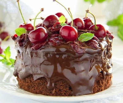 Шоколадный торт с бальзамической вишней.