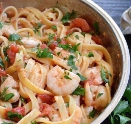 Эта паста с креветками и томатами придется по вкусу даже тем, кто прохладно относится к морепродукта