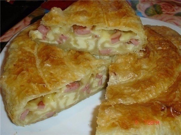 Воздушный пирог с сыром и сосисками! Все члены семьи оценят!