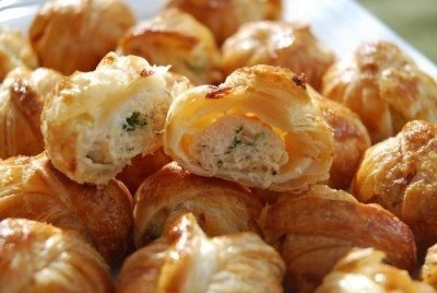 Великолепная закуска из слоеного теста с любимой рыбкой понравится всем без исключения! Готовим?