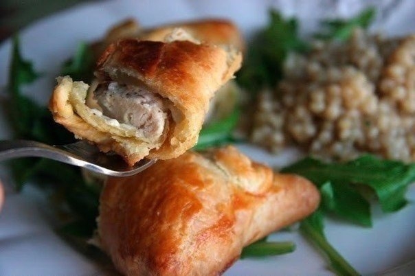 Хрустящая румяная корочка с нежной курочкой внутри! Прекрасные пирожки получаются, рекомендую!