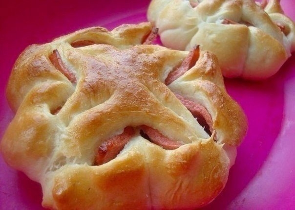 Румяные ароматные булочки удобно взять с собой в дорогу, на прогулку или на работу. А еще они неверо