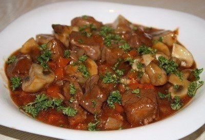 Сочное мясо с восхитительной подливой и грибами - это просто песня! Готовьте любимым только самое вк