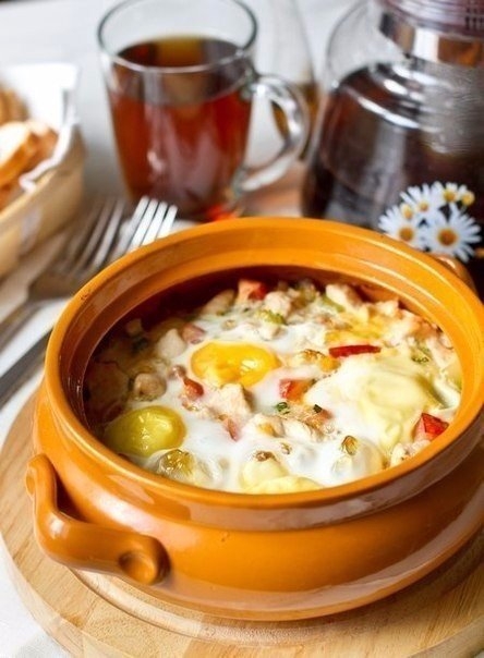 Сегодня я даю вам рецепт запеченных в духовке яиц на подушке из обжаренных овощей и кусочков курицы.