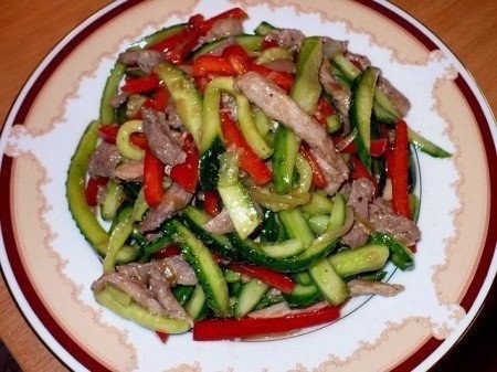Пикантный салат из ярких сочных овощей и нежного мяса. Угощаю рецептиком!