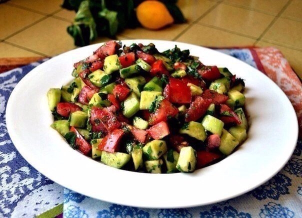 Попросила как-то мужа подрезать зелени в салат. А он без внимания мяту туда порезал, вместо кинзы. П