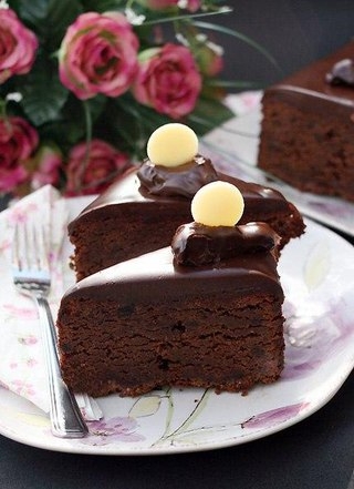 Шоколадный торт с пряным черносливом