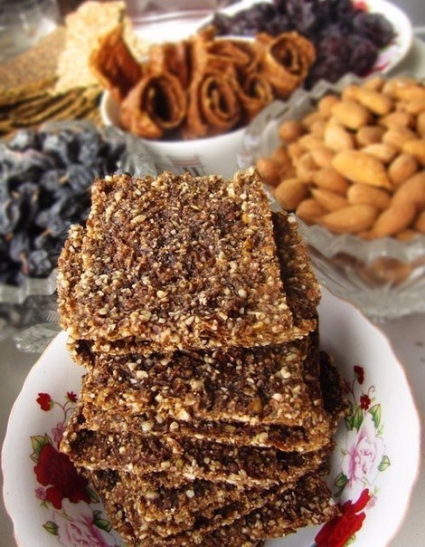 СЫРОЕДИЧЕСКОЕ ПЕЧЕНЬЕ "ВИТАМИННОЕ" ИЗ ФРУКТОВ, ОРЕХОВ И СЕМЕЧЕК