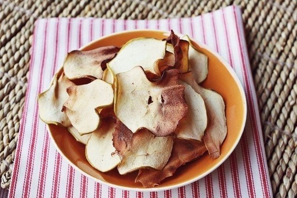 Делаем яблочные чипсы с корицей.
