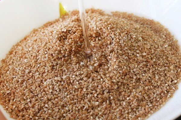 Пшеничная крупа особо ценится за свои общеукрепляющие свойства, она прекрасно стимулирует иммунитет.