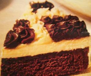 Праздничный шоколадный торт - мягкий шоколадный бисквит, ванильный и сливочный крем.
