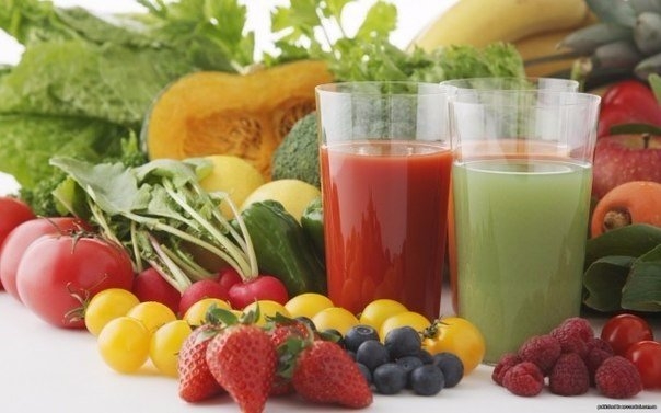 Вкусно освежиться и набраться витаминов можно с помощью простых рецептов соков!