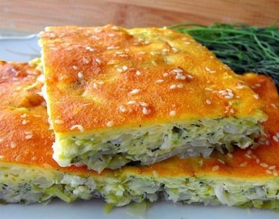 Румяная хрустящая корочка с сочной начинкой внутри - это всеми любимый пирог с капустой! делюсь реце