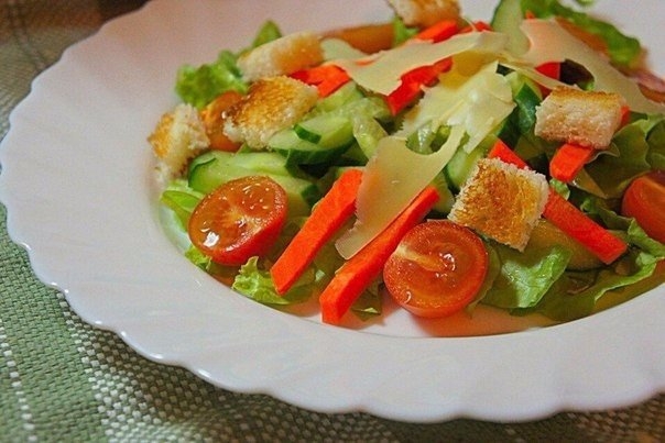 Красочный салат удивит вас и своим потрясающим вкусом! Попробуйте обязательно!