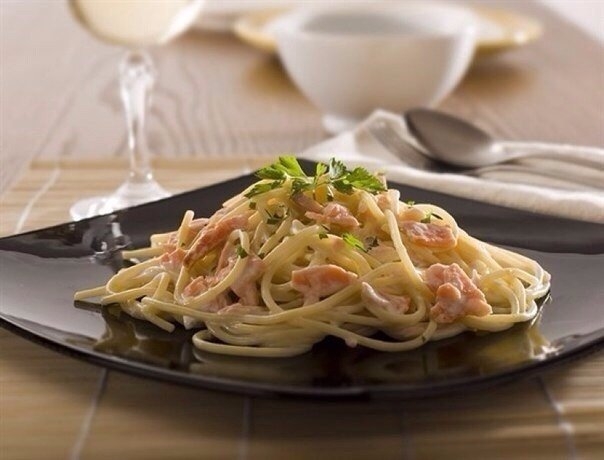 Невероятно вкусная паста с красной рыбкой в нежном сливочном соусе! Пальчики оближешь!