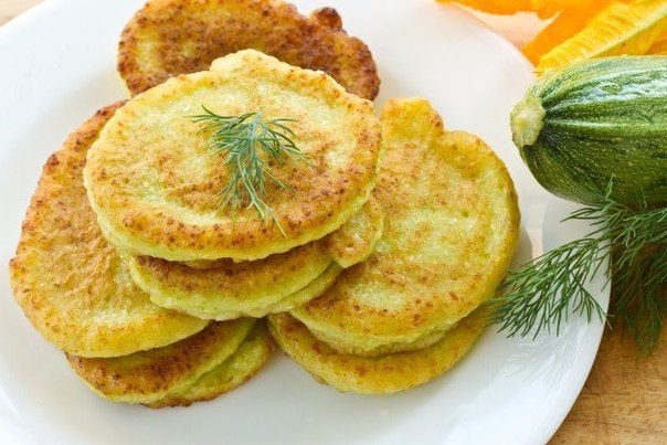 Яркие оладьи из сочного кабачка! Отличная закуска по любому поводу!