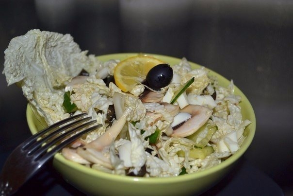 Девочки, если вам надоели жирные котлеты, оставьте их мужчинам! Порадуйте себя любимую легким салати