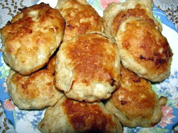 Быстро готовить, мало калорий, очень вкусные и сочные котлетки, в фарш не добавляется ни хлеб, ни лу