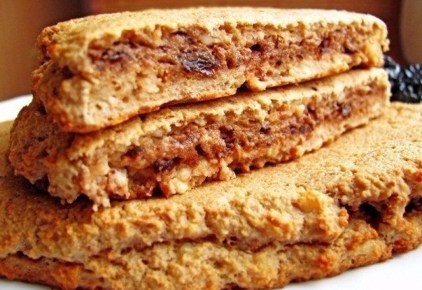 За основу самого теста и начинки взят нежирный творог ( 2 %). Сладость за счет начинки, а именно ее 