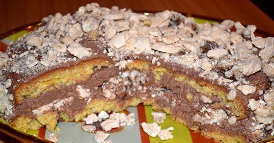 Бисквитный торт с готовым безе с орехами и масляно-шоколадным кремом