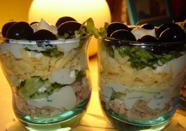 Для любителей слоеных салатов еще одна замечательная идея! Красиво преподнести свое блюдо - искусств