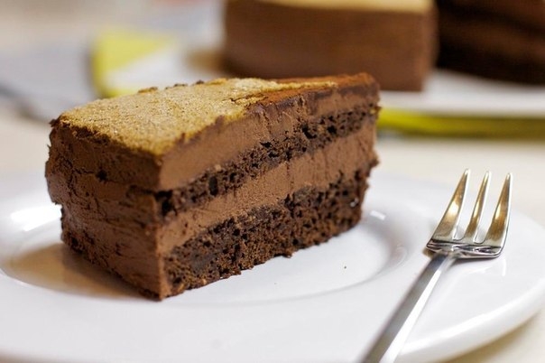 Простой шоколадный веганский торт с кремом