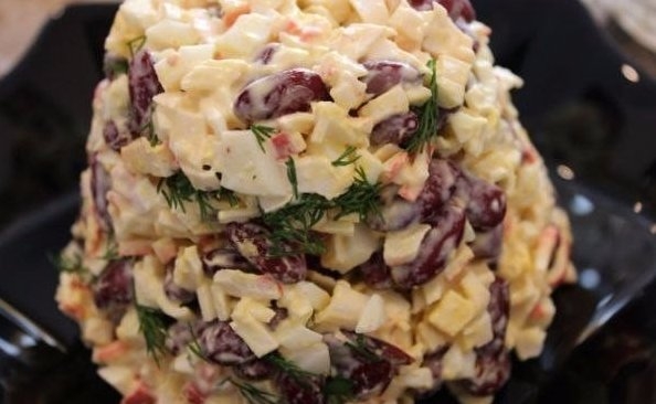 Яркий сытный салат украсит любой стол! Готовьте с удовольствием!