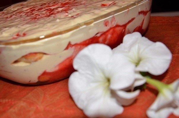 Нежнейший тирамису с яркой и сочной клубничкой! Побалуйте любимых!