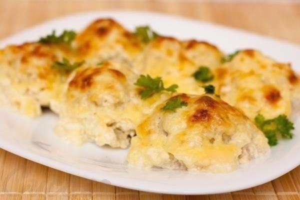 Нежнейшие куриные шарики в сырно-сливочном соусе с румяной сырной корочкой это блаженство! Отведайте