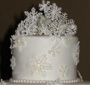 Новогодний торт «Снежинки», украшенный айсингом