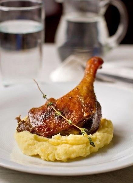 Конфи - это хороший способ наготовить впрок вкусной еды. После запекания утиные ножки могут хранитьс