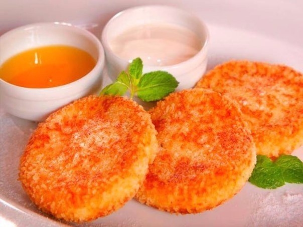 Румяные сырники вас приятно удивят составом сочным и вкусным! Попробуйте обязательно!