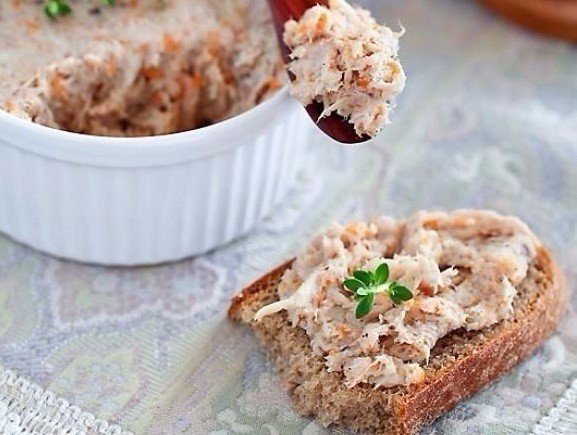 Идеальный вариант для быстрого перекуса: бутерброды с таким паштетом зарядят энергией и одолеют голо